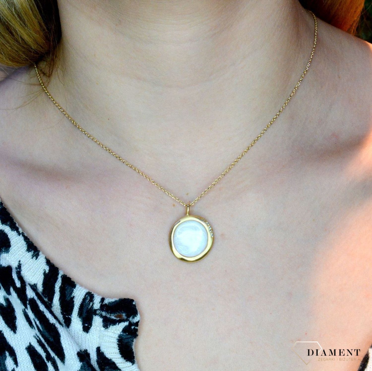 Pozłacany Naszyjnik Dall'acqua okrągła zawieszka z masą perłową C AQ Z4184529WH. Biżuteria włoskiej firmy Dall'acqua z kolekcji Sublime to połączenie niezwykłej gamy barw syntetycznych kamieni, nietuzinkowej formy i krus.jpg